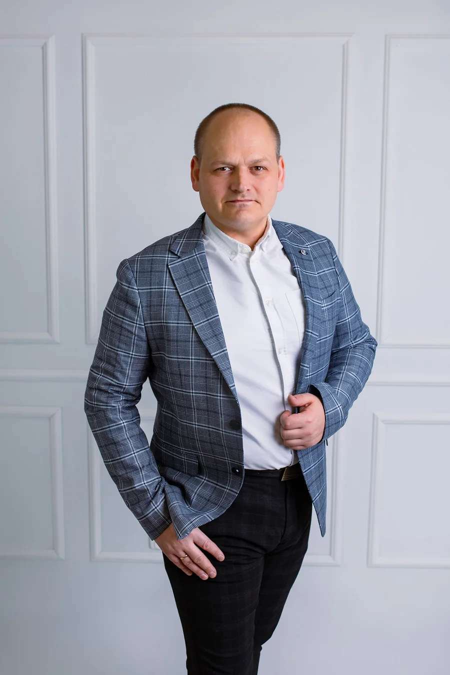 Krzysztof Kupczyk na jasnym tle