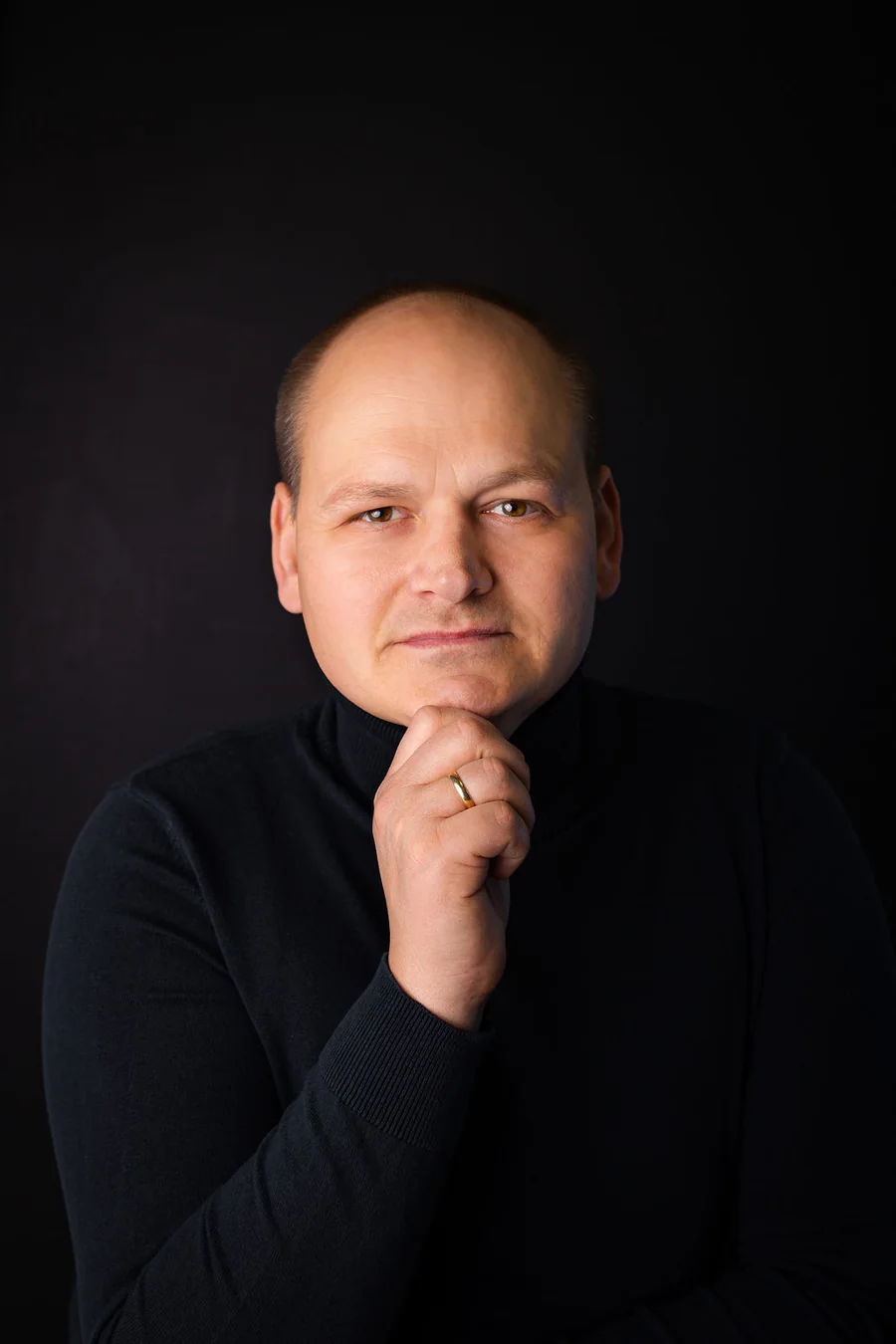 Krzysztof Kupczyk w refleksyjnej pozie